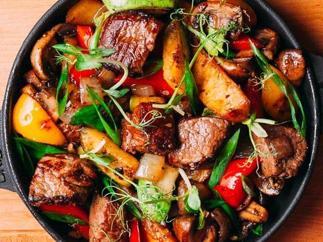 Сковородка со свининой, шампиньонами и черри