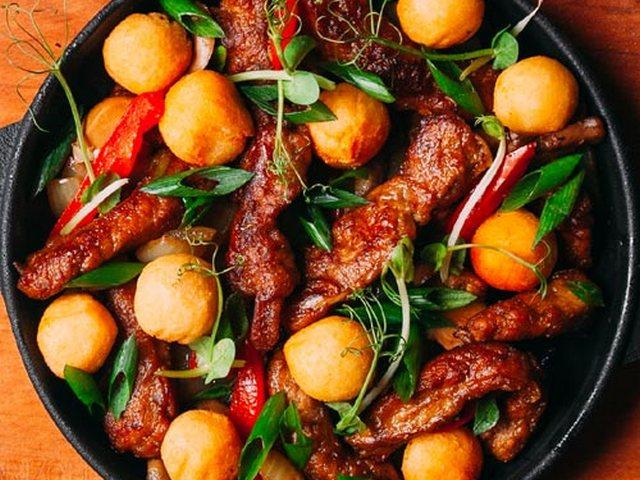 Горячая сковородка с телятиной и овощами