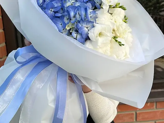Мікс з блакитною гортензією иа півоніями