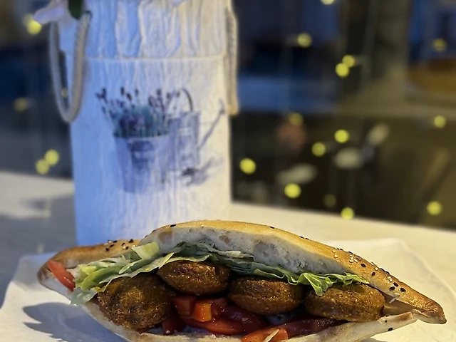 Фалафель в булочці: 