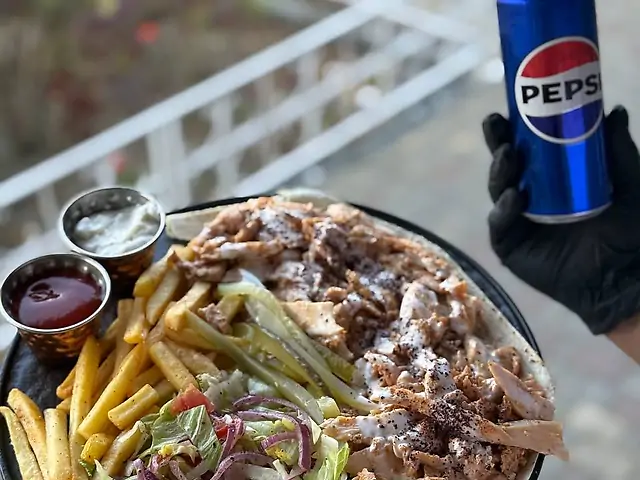 Донер з куркою на тарілці комбо: 