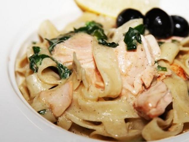 Феттучіні з сьомгою та шпинатом