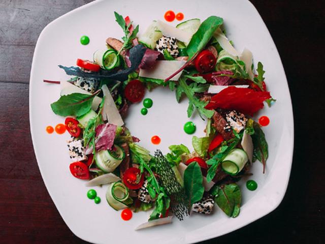 Салат із пряною телятиною та сиром Фета