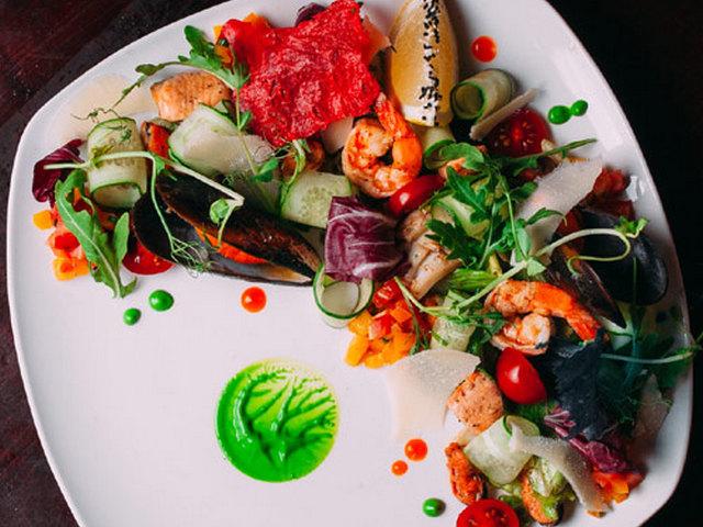 Теплий салат із морепродуктами