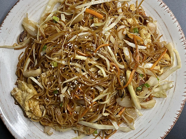 Смажена рисова локшина з морепродуктами