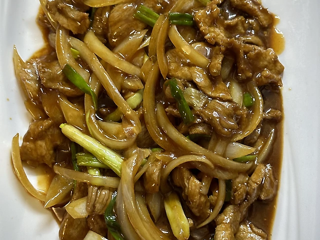 Смажена баранина з цибулею