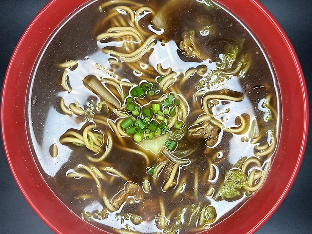 Гострий суп з домашньою локшиною та яловичиною