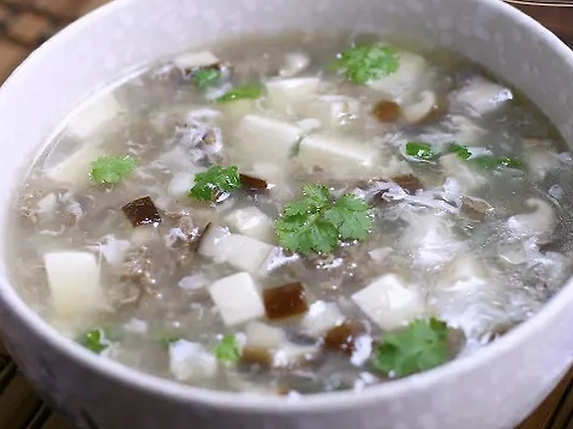 Суп з яловичини, тофу та яйцем