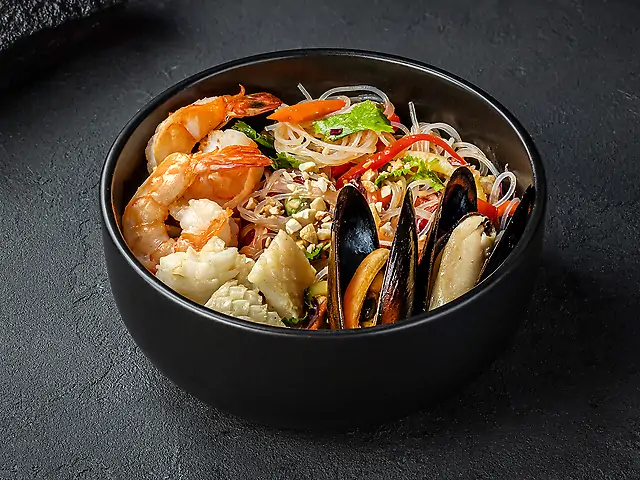 Салат з холодною рисовою локшиною та морепродуктами