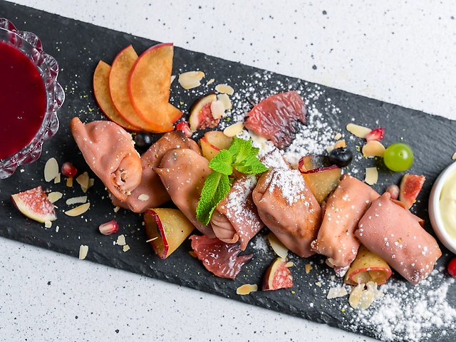 Млинці ягідні з домашнім сиром та родзинками