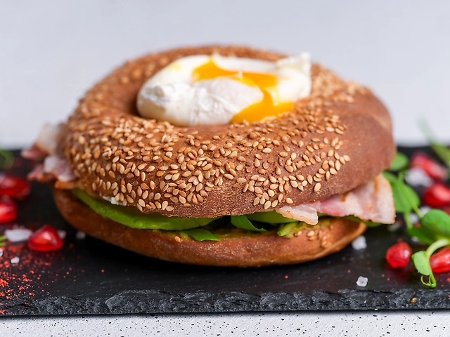 Бейгл з беконом, гуакамоле та яйцем пашот