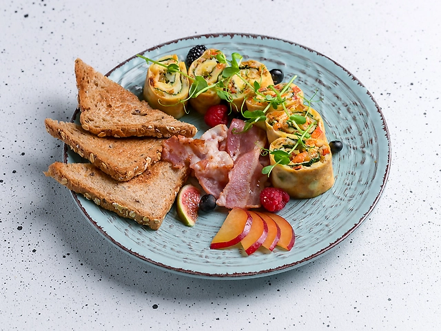 Омлет з овочами та беконом