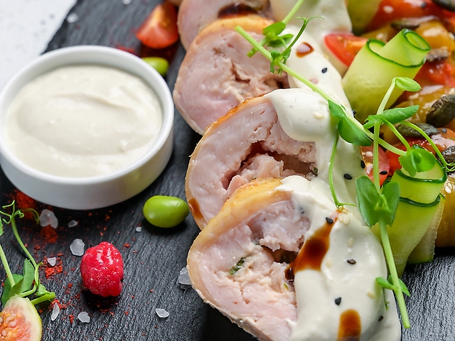 Курячі рулети су-від з крем сиром та печеним перцем