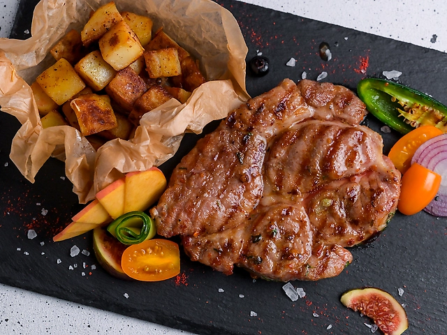 Стейк зі свинини