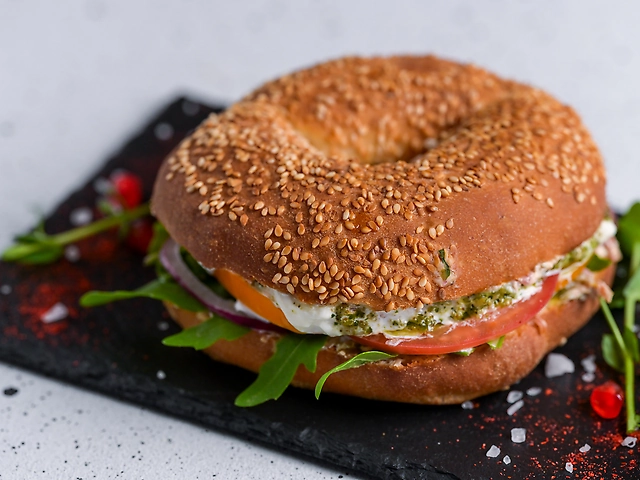 Бейгл з страчателлою, песто та томатами