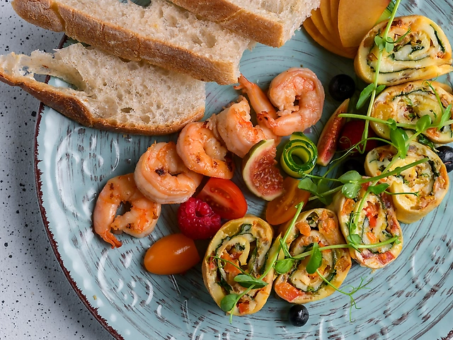 Омлет з овочами та креветками