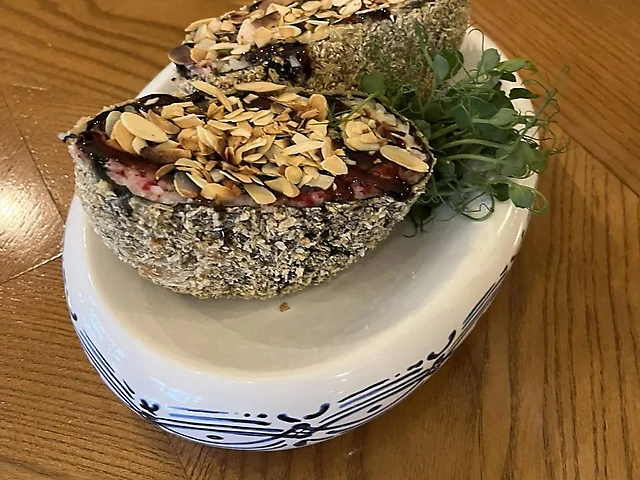 Суші-бургер з лососем та тунцем