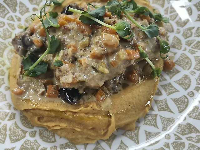 Томлений кролик з картопляно-гарбузовим пюре