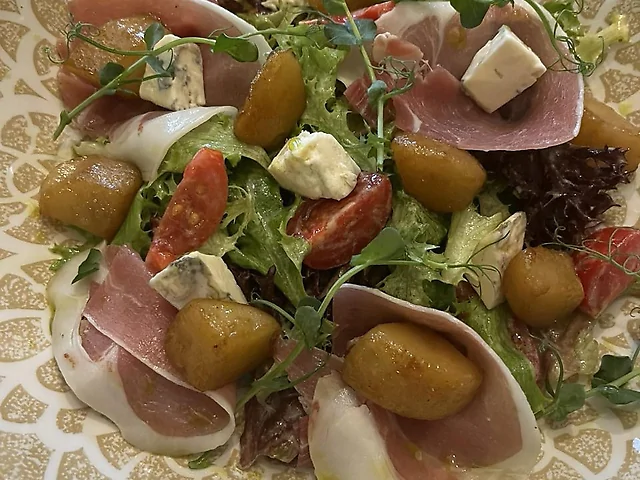 Салат з карамелізованою грушею та прошуто