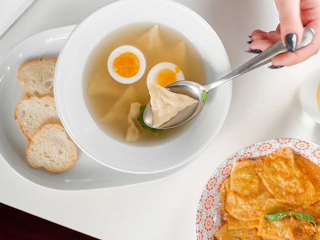 Сверхлегкий бульон с куриной тарталиной.