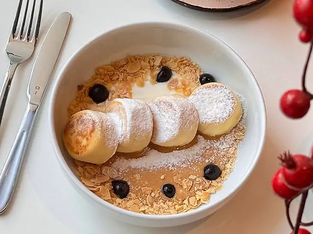 Сырники с карамелью и миндальными хлопьями