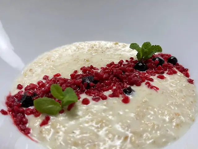 Вівсяна каша з ягідною крихтою
