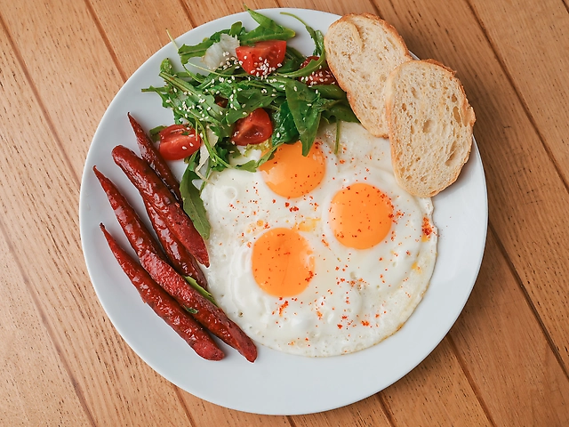 Яєчня з ковбасками
