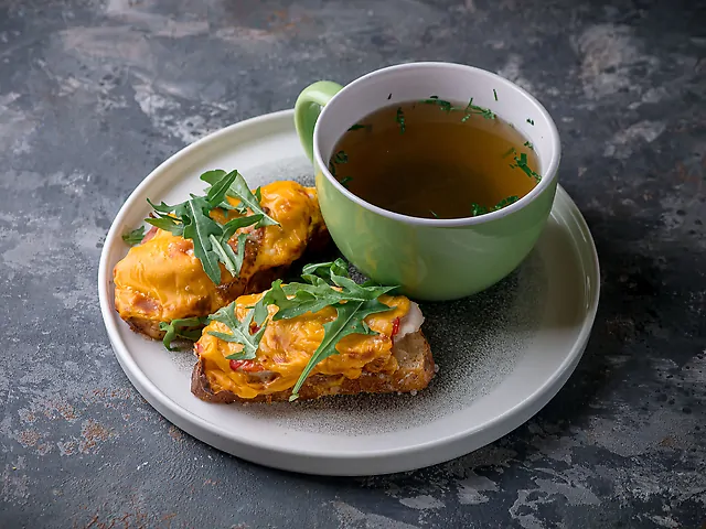 Курячий бульйон із бутербродами