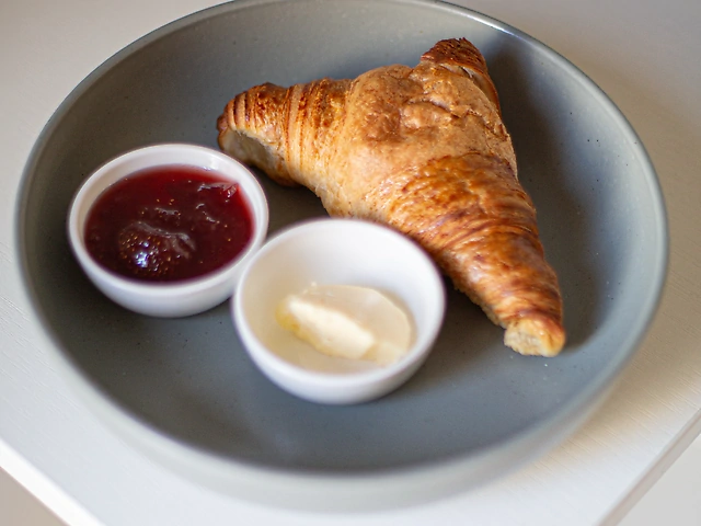 Круасан з маслом та джемом