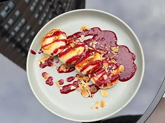 Сирники з вишнею та варенням