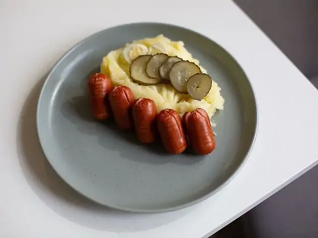 Пюрешка або каша з сосисками