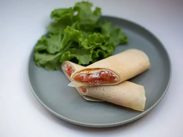 Млинець з лососем та сир філадельфія