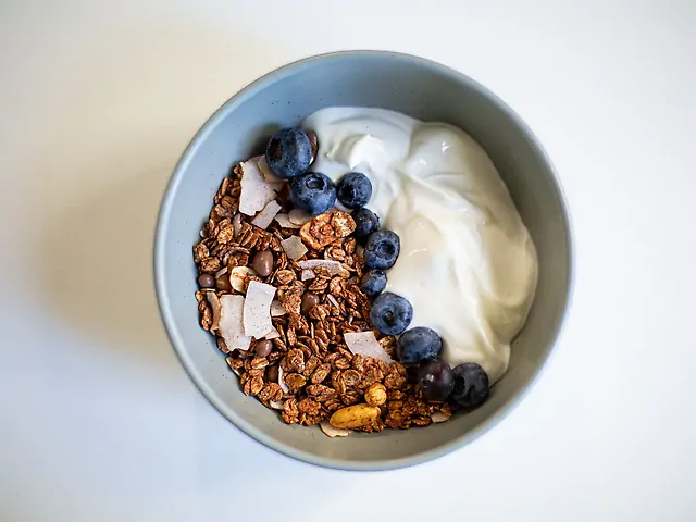 Гранола з грецьким йогуртом та ягодами