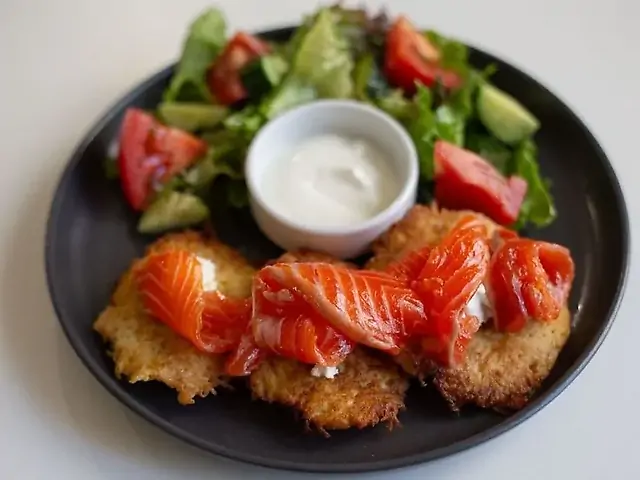 Деруни з лососем