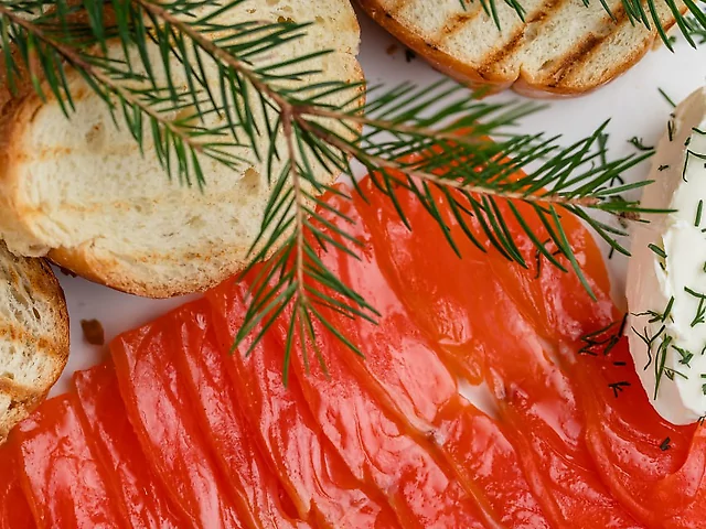 Лосось гравлакс з підсмаженими грінками та крем-сиром