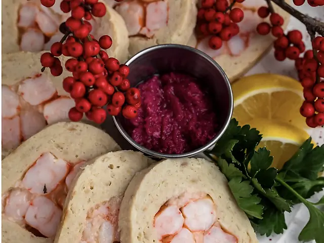 Рулет зі щуки з тигровими креветками та хріном