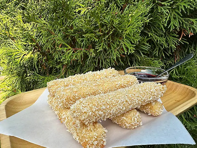 Сир фрі з ягідним соусом