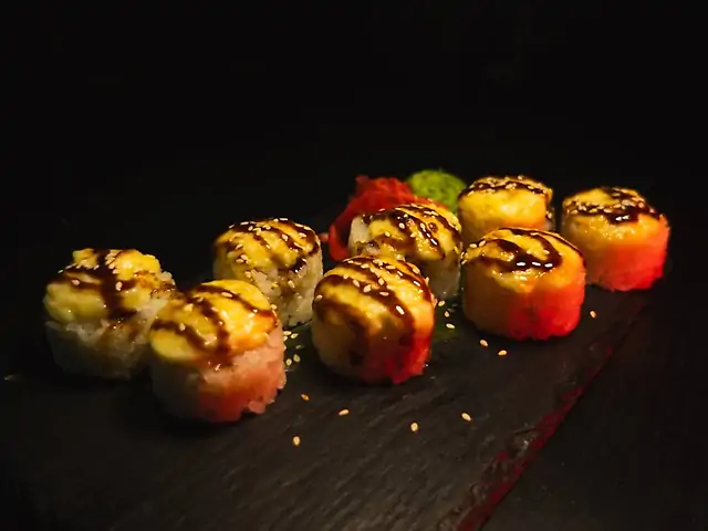 Запечений рол з куркою та сніжним  крабом