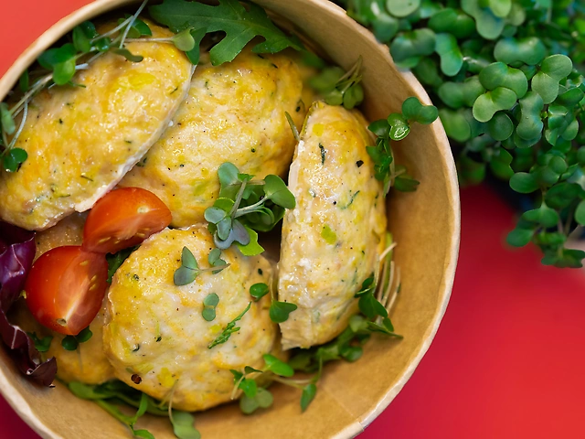CHICKEN CUTLETS WITH ZUCCHINI AND LEEKS