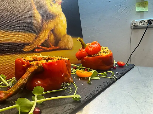 ФАРШИРОВАНІ ПЕРЦІ З КУРКОЮ, ОВОЧАМИ ТА КІНОА (БЕЗ РИСУ)