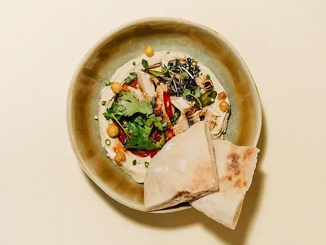 Хумус з індичкою та аджикою