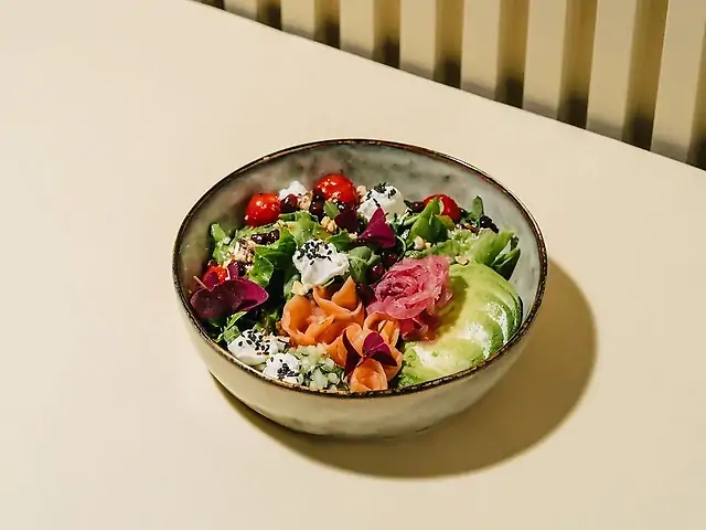 Салат з лососем, лабне та зернами граната