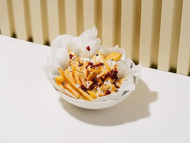 Картопляні діпи з соусом шум-шум  та кріспі цибулі