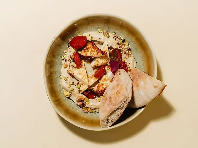 Хумус з гриль халумі