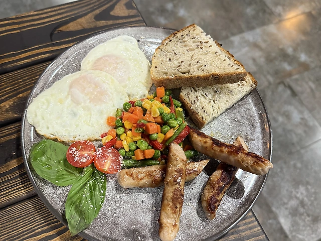 яєчня з ковбасками та овочами