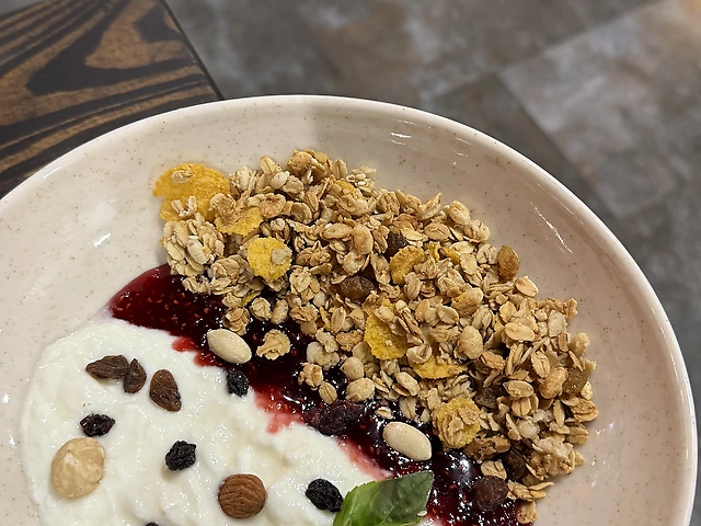 гранола з йогуртом