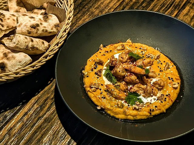 Хумус з печеним гарбузом , креветками та вершковою буратою