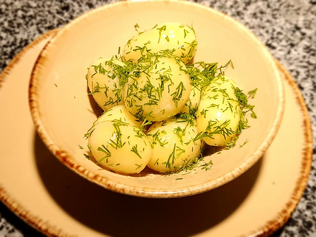 Картопля молода з кропом