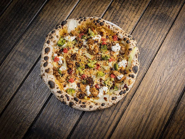 Піца Том Ям з креветками, кальмарами та ботаргою