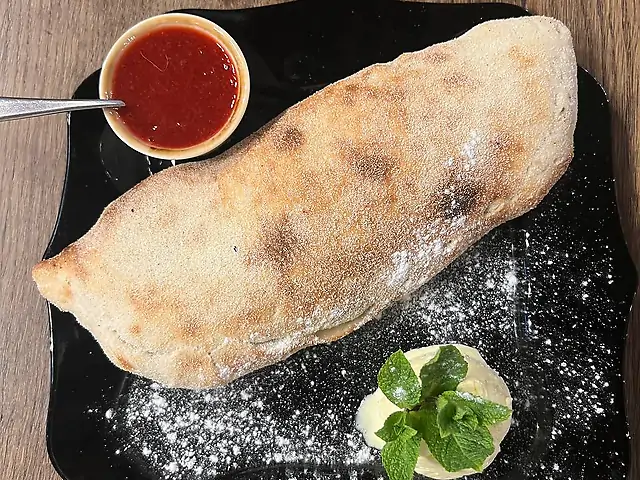 Кальцоне з яблуком, камамбером та корицею, з кулькою ванільного морозива